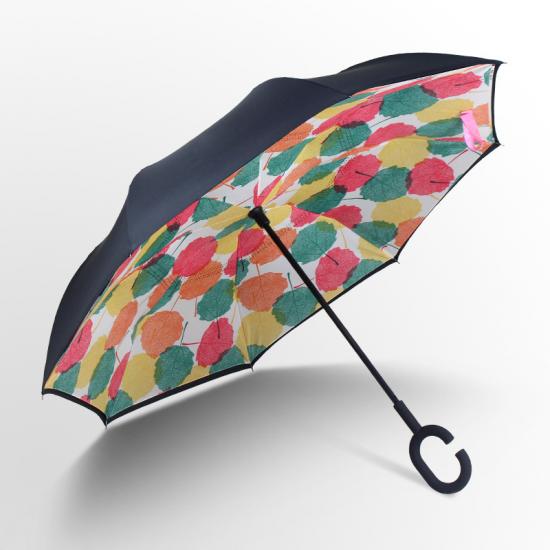 Bayi anak laki-laki perempuan kartun membalikkan payung